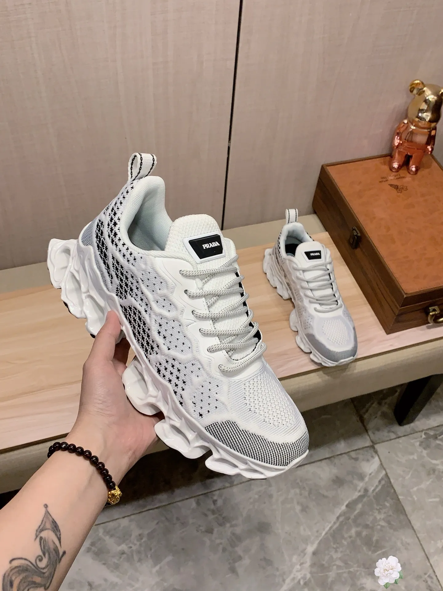 Men's men's shoes💰460💰💰🎩🎩[Lightning][Lightning] "PRADA*" The latest and most popular casual shoes, top brand [seduce] luxury ~ purchasing agency, top ~ quality. [Strong] The upper is made of imported breathable fly weave material ➕ breathable sheepskin feet (•) with fine workmanship. The original stylish and stylish soft rubber wear-resistant and non-slip outsole is light and comfortable on the feet. The real thing looks better when photographed. 004: Size: 38-44, 3️⃣ colors selected